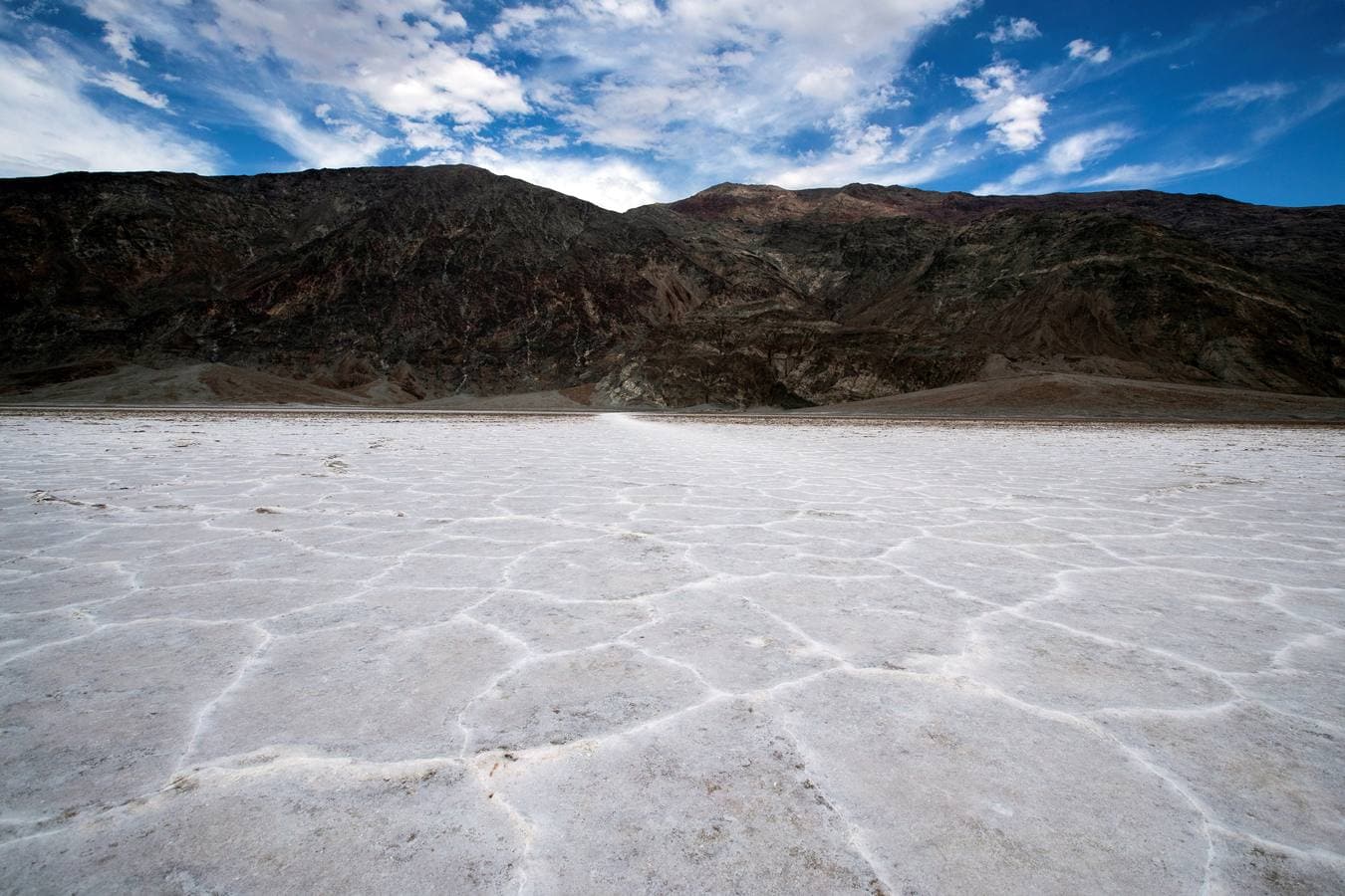 Imagen que muestra una salina en la cuenca ''Badwater'', situado a 855 metros por debajo del nivel del mar, en el Valle de la Muerte