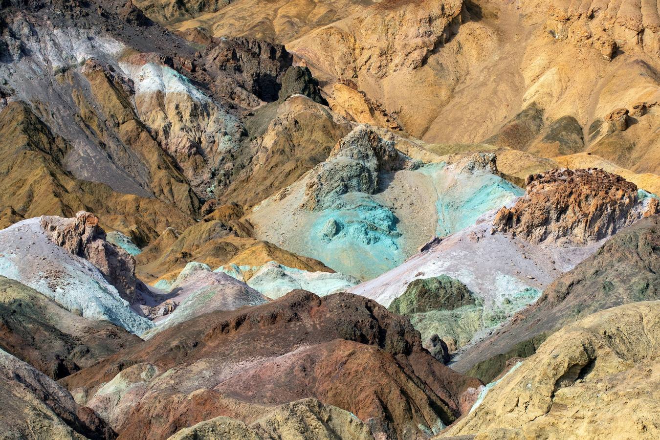 Imagen que muestra la Paleta del Pintor, con distintas tonalidades debido a los diversos depósitos minerales en el Valle de la Muerte, cercano a Furnace Creek