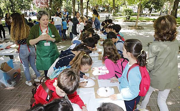 Talleres infantiles en el parque de Calvo Sotelo. 