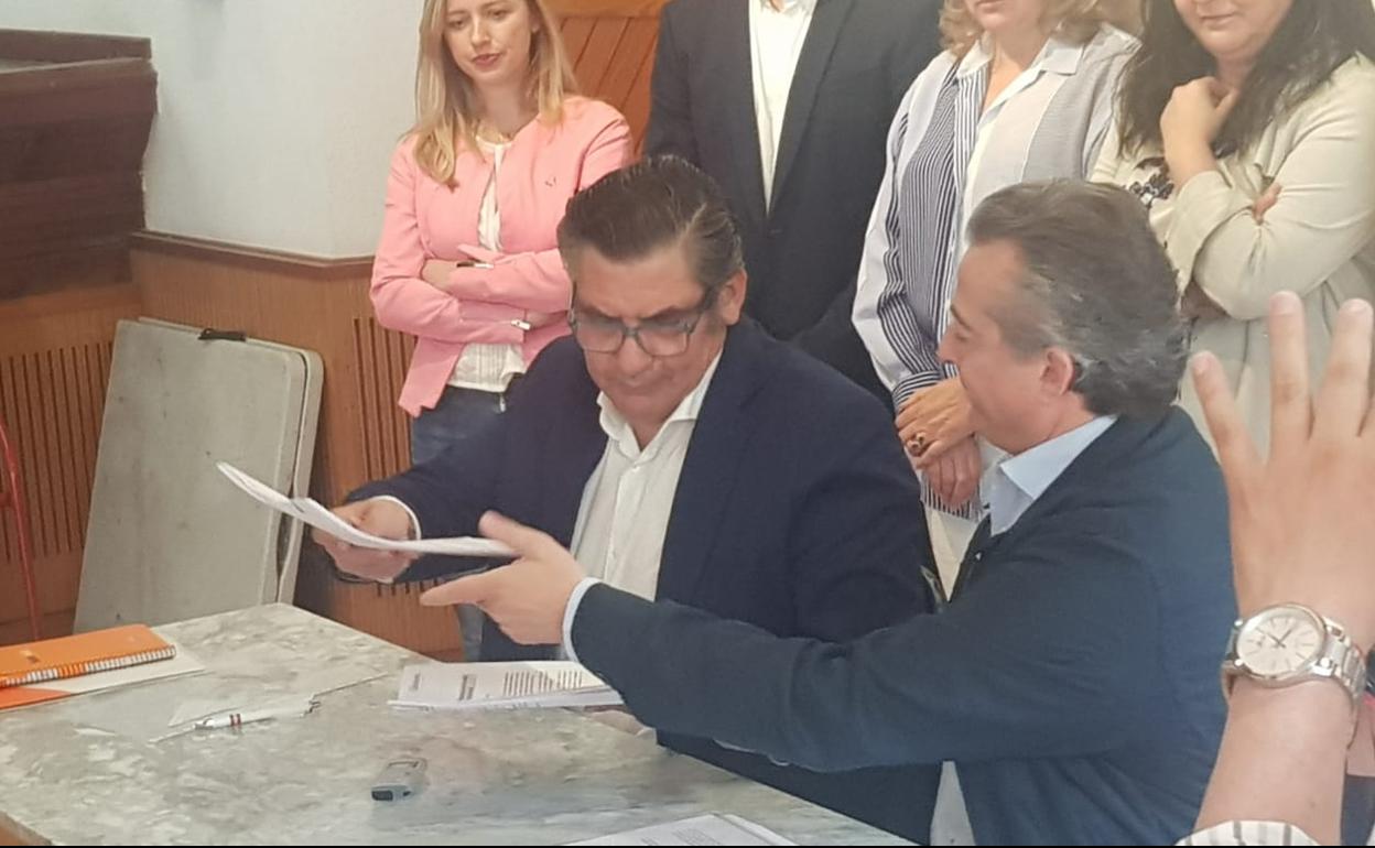 El candidato del PP, Manuel Piñero Lemus, y Juan Ignacio Díaz Martín, de Ciudadanos, durante la firma del acuerdo de gobierno:: HOY