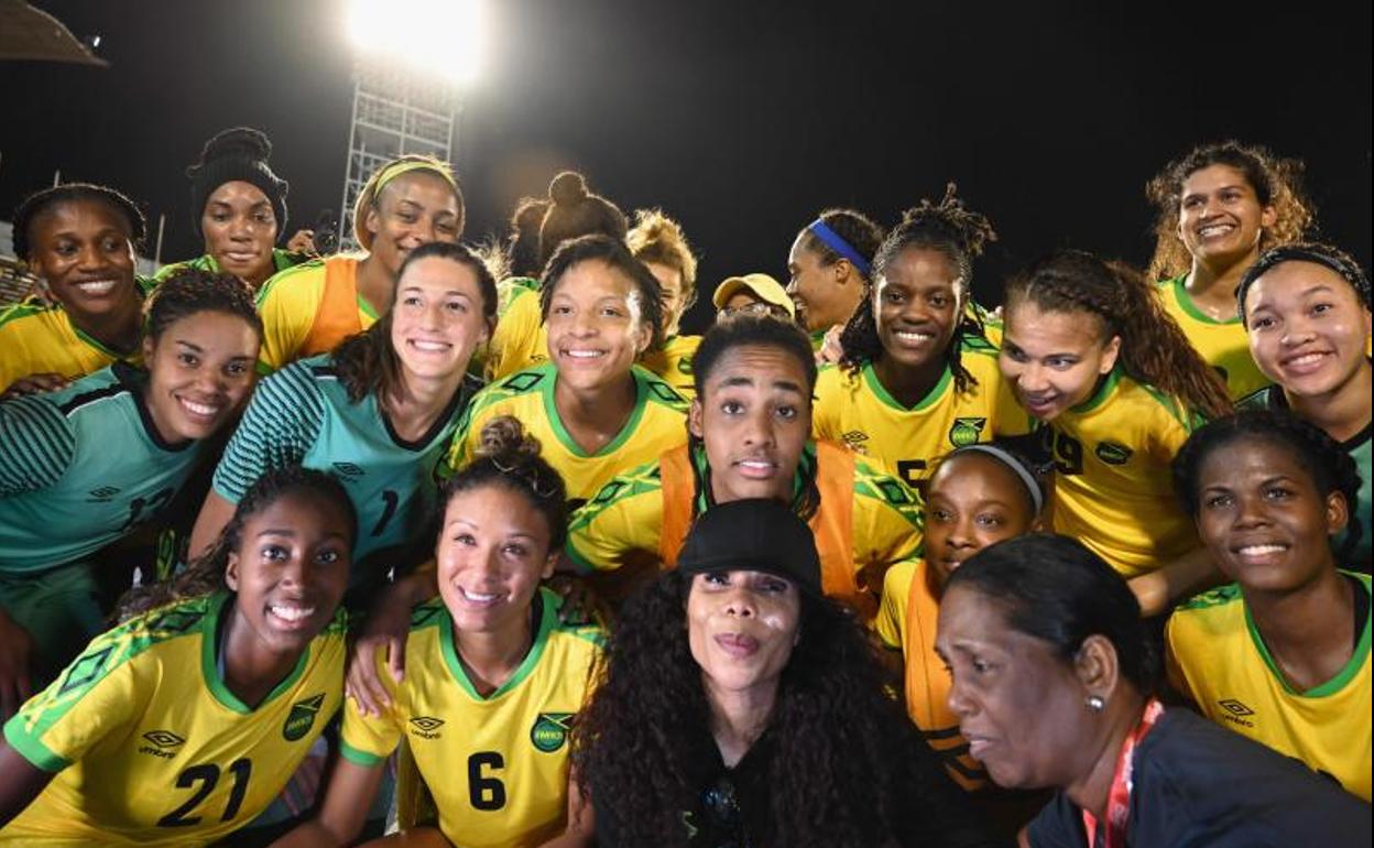 Cedella Marley (c), hija del legendario música, posa con las jugadores de la selección de Jamaica.