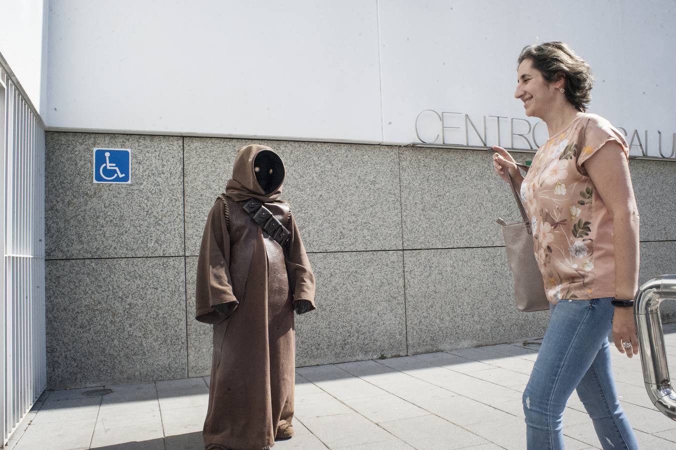 Poco se conoce en Badajoz la Legión 501. Acostumbran a moverse por el Hospital Universitario, el Materno o los centros de salud de la ciudad. Ayer se pasaron toda la tarde por el entorno del centro de salud de San Roque. Fotos, saludos o selfies callejeros para animar a los demás a pasarse por el vestíbulo del ambulatorio y donar sangre.