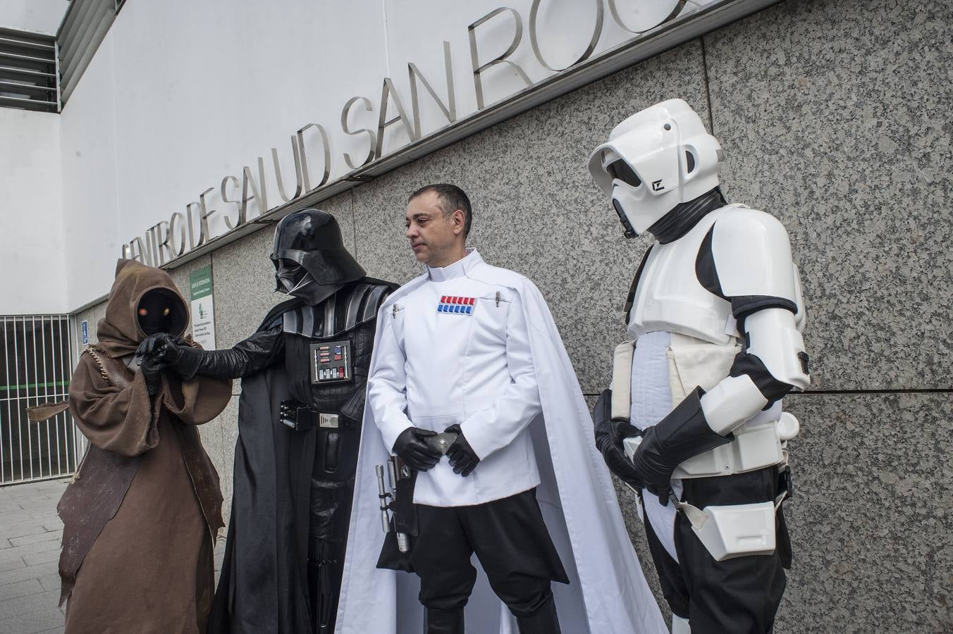 Poco se conoce en Badajoz la Legión 501. Acostumbran a moverse por el Hospital Universitario, el Materno o los centros de salud de la ciudad. Ayer se pasaron toda la tarde por el entorno del centro de salud de San Roque. Fotos, saludos o selfies callejeros para animar a los demás a pasarse por el vestíbulo del ambulatorio y donar sangre.
