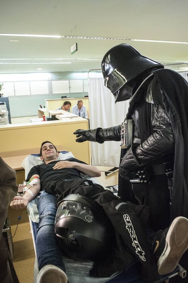 Poco se conoce en Badajoz la Legión 501. Acostumbran a moverse por el Hospital Universitario, el Materno o los centros de salud de la ciudad. Ayer se pasaron toda la tarde por el entorno del centro de salud de San Roque. Fotos, saludos o selfies callejeros para animar a los demás a pasarse por el vestíbulo del ambulatorio y donar sangre.