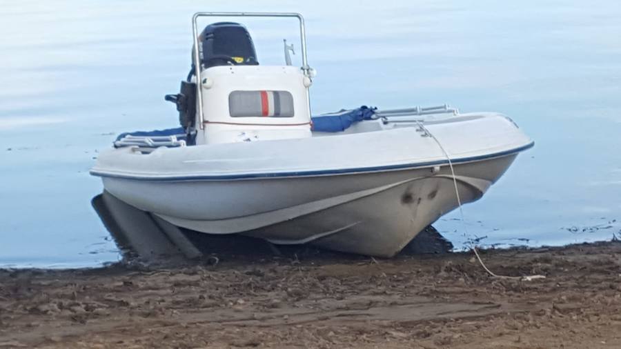 Los equipos de emergencia han rescatado a otras dos personas, que también habían caído desde una embarcación 