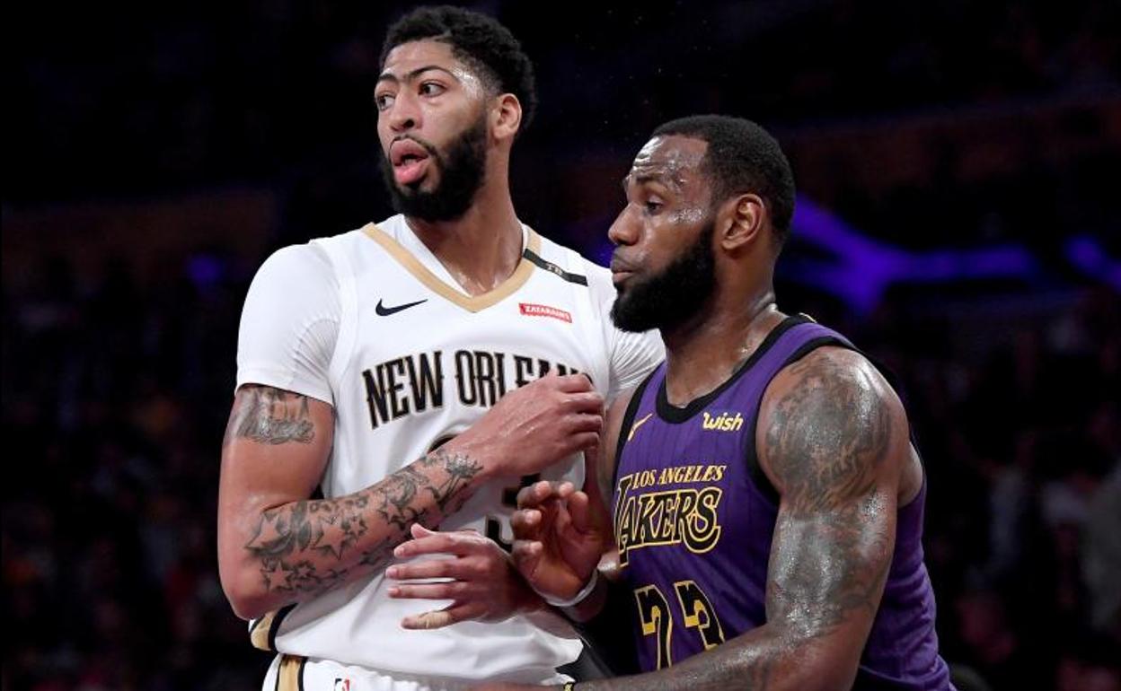 Anthony Davis (i) junto a LeBron James (d) en un partido de esta temporada.