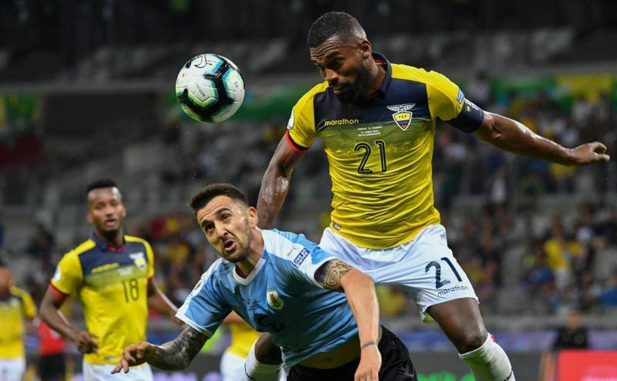 Vecino, luchando por un balón. 