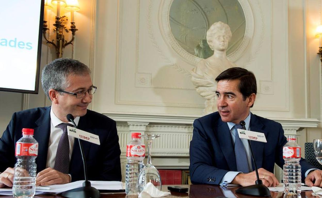 El gobernador del Banco de España, Hernández de Cos, y el presidente de BBVA, Carlos Torres, hoy en Santander.