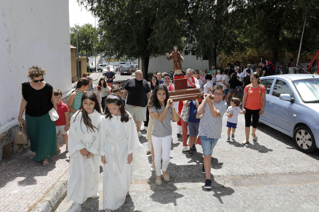 Fotos: Niños procesionan a San Vito mientras su ermita sigue en ruinas