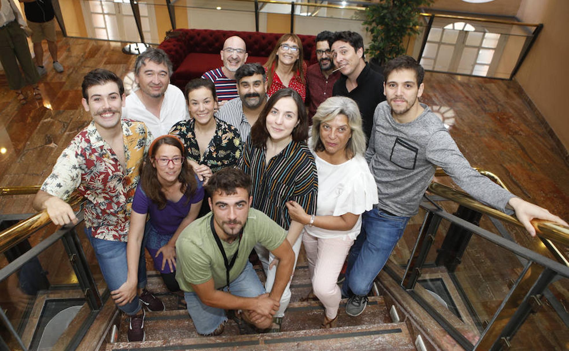 Miembros del equipo y actores, ayer con las directoras del Gran Teatro y el CEMART. 