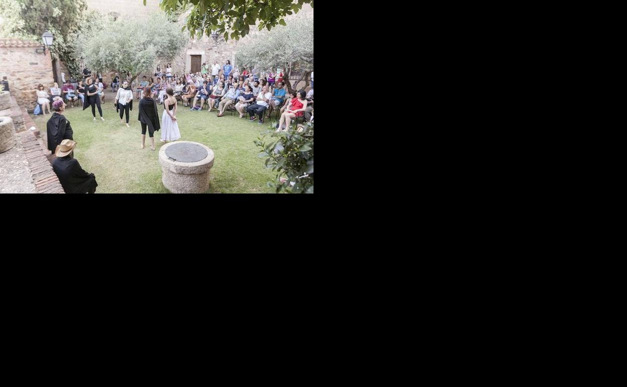 Escenas de obras clásicas, en el Palacio de Carvajal de Cáceres