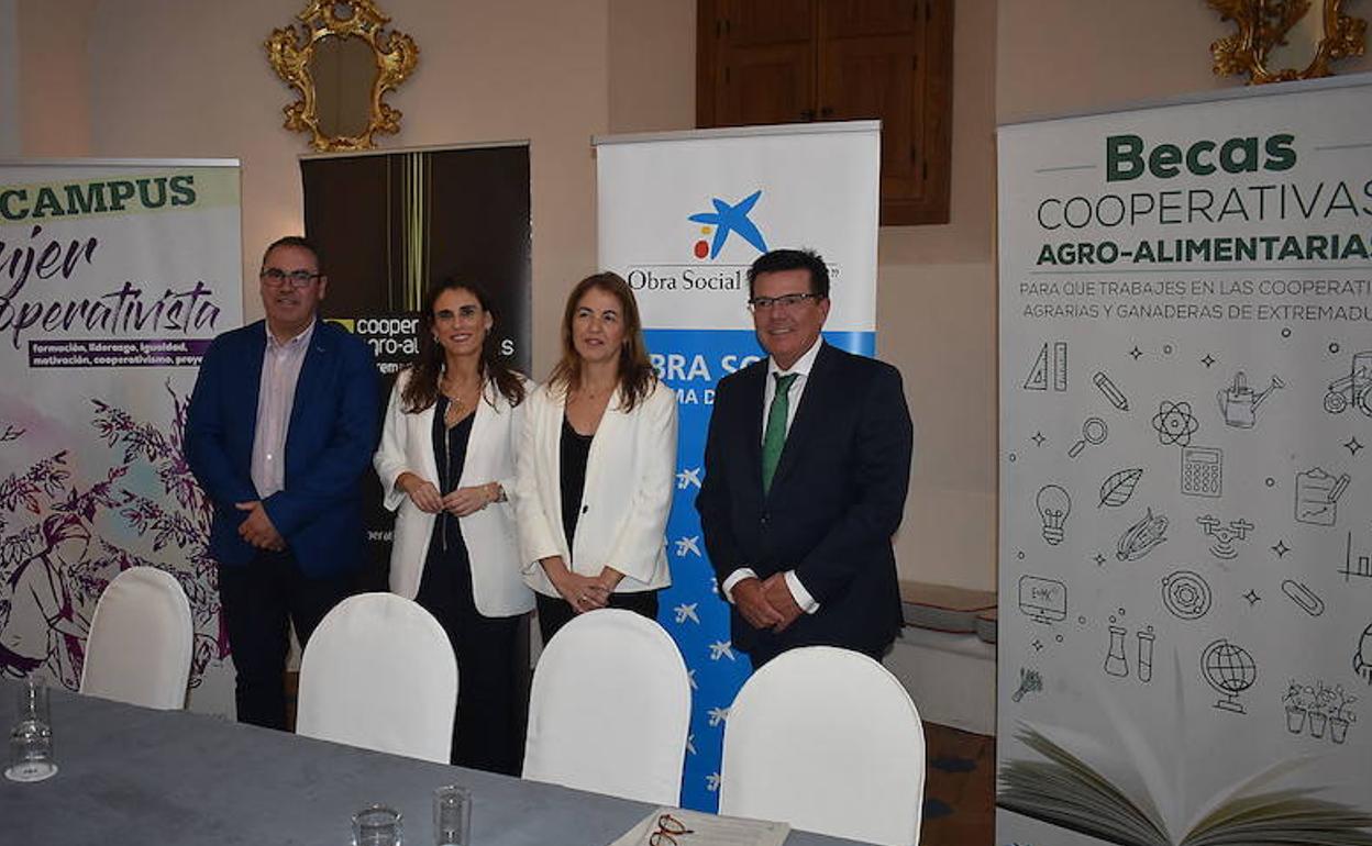 Ángel Pacheco (Cooperativas Agro-alimentarias), Isabel Moreno (CaixaBank), Marisa Timón (UEx) y Arturo Tienza (Agrobank), este jueves en Mérida:: HOY