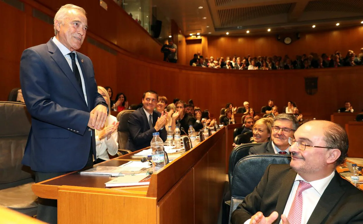 El socialista Javier Sada fue proclamado ayer presidente del Parlamento aragonés en presencia de Javier Lambán. 