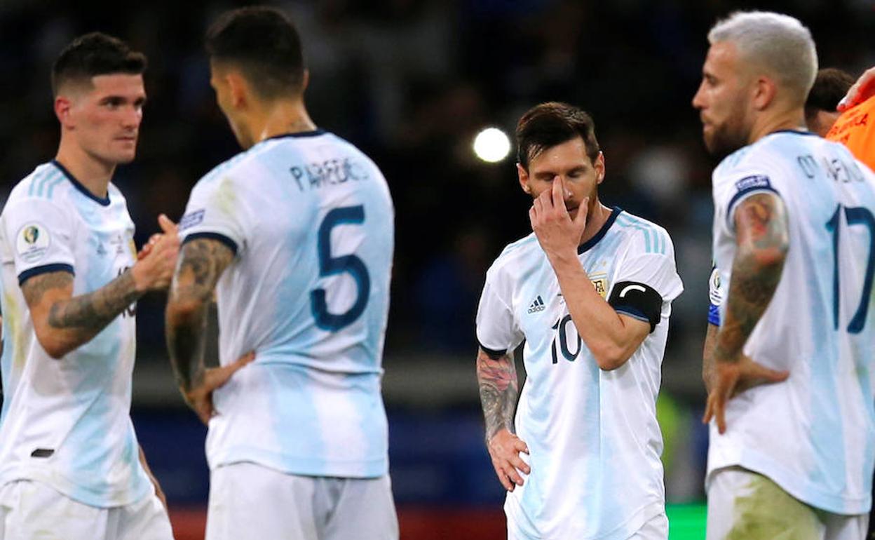 Leo Messi se lamenta tras el partido. 