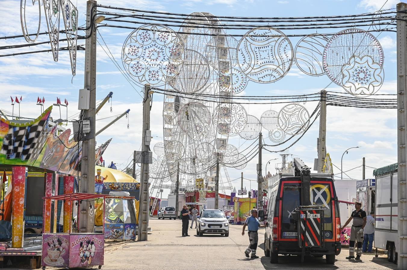 A pocas horas de que comience oficialmente la feria de San Juan, en el real ya está todo listo y los feriantes dan los últimos retoques para que cacharritos, casetas y tómbolas funcionen a pleno rendimiento durante los próximos nueve días. Badajoz desde esta noche vivirá en Caya. A las 22.30 horas, las 26.000 bombillas colocadas en la portada del ferial se iluminarán seguidas de tres minutos de fuegos artificiales para dar la bienvenida a la feria. Este año, la gente volverá a entrar al real por la réplica de Puerta Palma, estrenada en 2018.