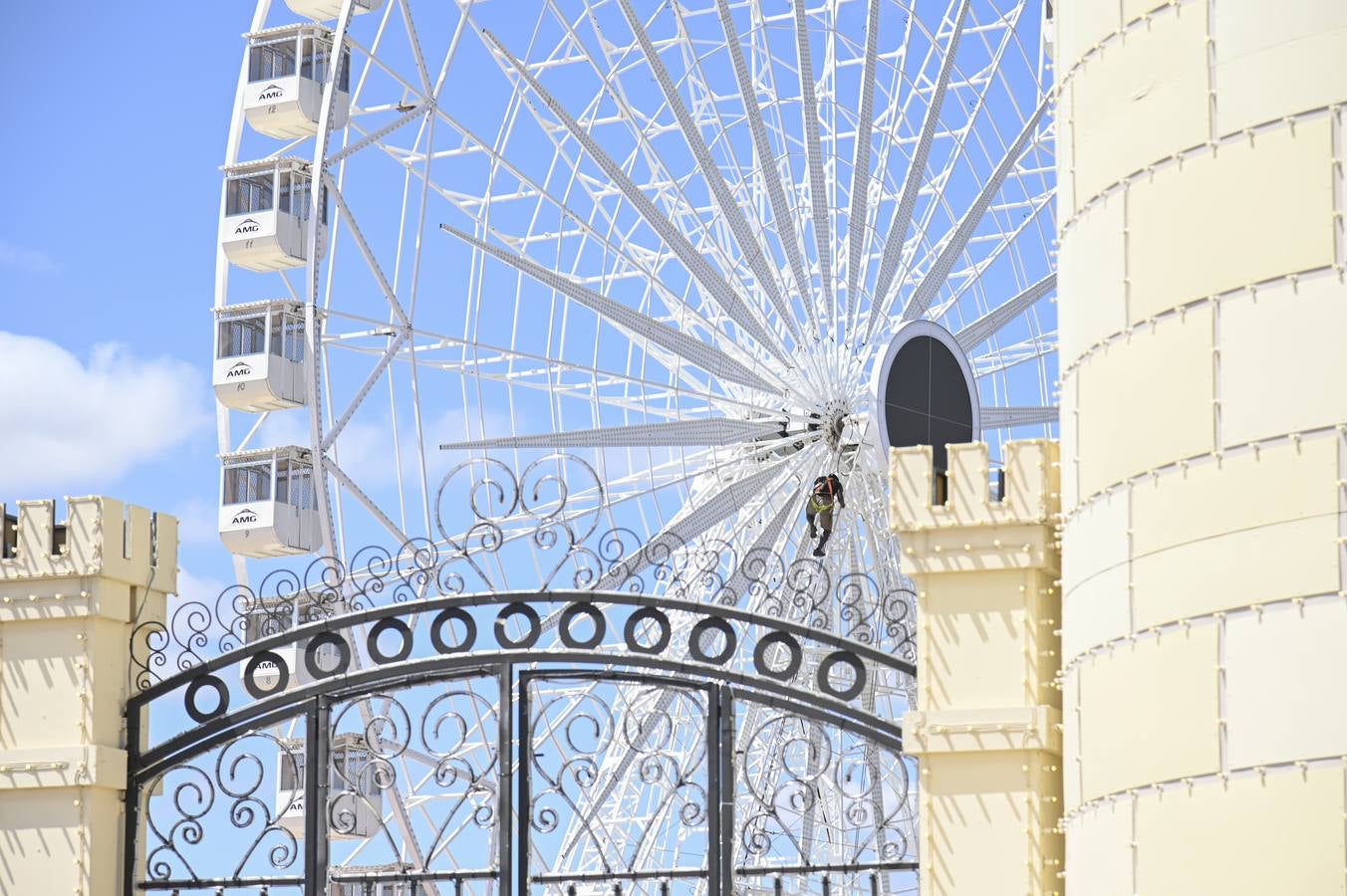 A pocas horas de que comience oficialmente la feria de San Juan, en el real ya está todo listo y los feriantes dan los últimos retoques para que cacharritos, casetas y tómbolas funcionen a pleno rendimiento durante los próximos nueve días. Badajoz desde esta noche vivirá en Caya. A las 22.30 horas, las 26.000 bombillas colocadas en la portada del ferial se iluminarán seguidas de tres minutos de fuegos artificiales para dar la bienvenida a la feria. Este año, la gente volverá a entrar al real por la réplica de Puerta Palma, estrenada en 2018.