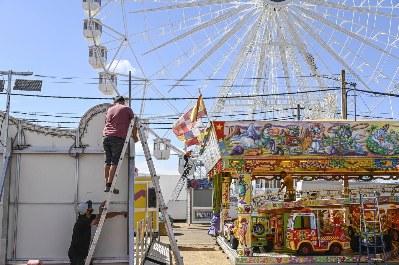 A pocas horas de que comience oficialmente la feria de San Juan, en el real ya está todo listo y los feriantes dan los últimos retoques para que cacharritos, casetas y tómbolas funcionen a pleno rendimiento durante los próximos nueve días. Badajoz desde esta noche vivirá en Caya. A las 22.30 horas, las 26.000 bombillas colocadas en la portada del ferial se iluminarán seguidas de tres minutos de fuegos artificiales para dar la bienvenida a la feria. Este año, la gente volverá a entrar al real por la réplica de Puerta Palma, estrenada en 2018.