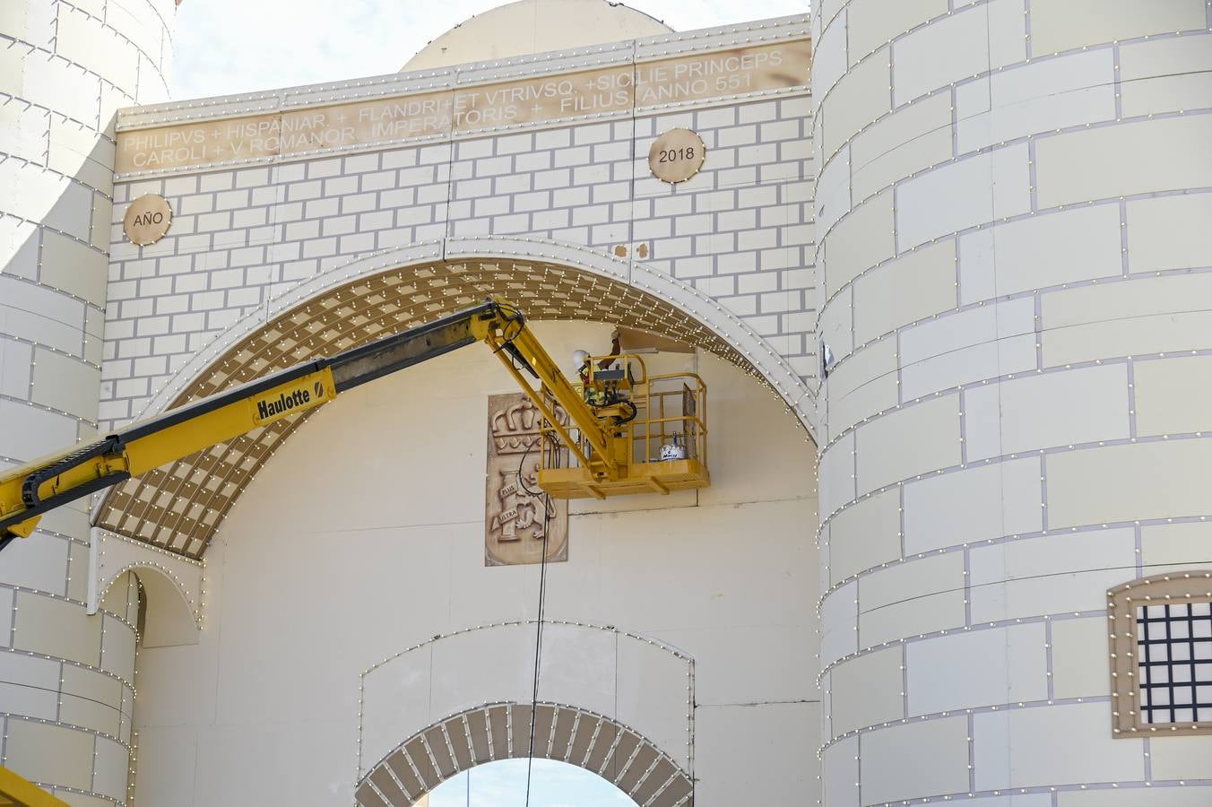 A pocas horas de que comience oficialmente la feria de San Juan, en el real ya está todo listo y los feriantes dan los últimos retoques para que cacharritos, casetas y tómbolas funcionen a pleno rendimiento durante los próximos nueve días. Badajoz desde esta noche vivirá en Caya. A las 22.30 horas, las 26.000 bombillas colocadas en la portada del ferial se iluminarán seguidas de tres minutos de fuegos artificiales para dar la bienvenida a la feria. Este año, la gente volverá a entrar al real por la réplica de Puerta Palma, estrenada en 2018.