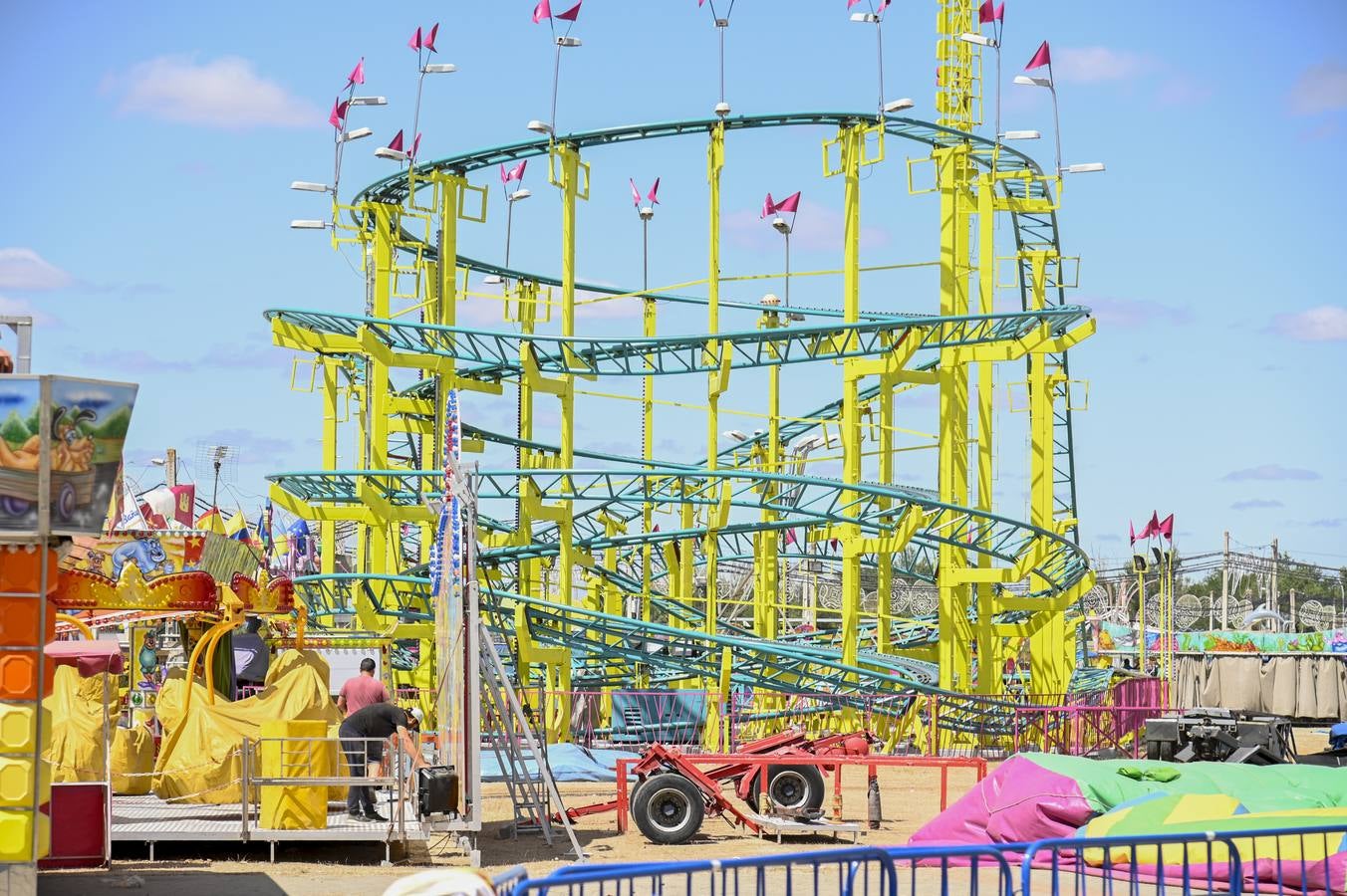 A pocas horas de que comience oficialmente la feria de San Juan, en el real ya está todo listo y los feriantes dan los últimos retoques para que cacharritos, casetas y tómbolas funcionen a pleno rendimiento durante los próximos nueve días. Badajoz desde esta noche vivirá en Caya. A las 22.30 horas, las 26.000 bombillas colocadas en la portada del ferial se iluminarán seguidas de tres minutos de fuegos artificiales para dar la bienvenida a la feria. Este año, la gente volverá a entrar al real por la réplica de Puerta Palma, estrenada en 2018.