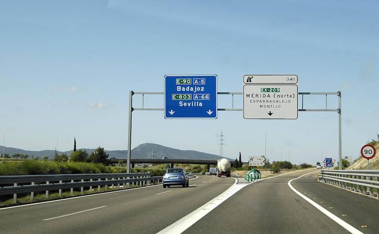 Investigan al conductor de un autobús que circulaba drogado por la ruta Madrid-Badajoz