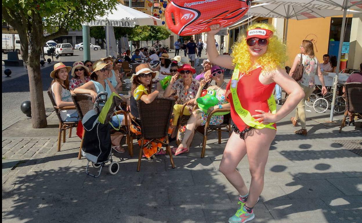 Un grupo de amigas disfruta de la Feria de Día en San Juan. :: HOY