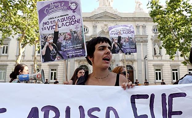 Imagen principal - Organizaciones feministas de Madrid se concentran bajo el lema ¡Basta ya de justicia patriarcal!.