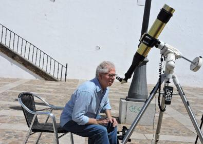 Imagen secundaria 1 - Arriba recibiendo explicación en la tablet, abajo personas observando el sol