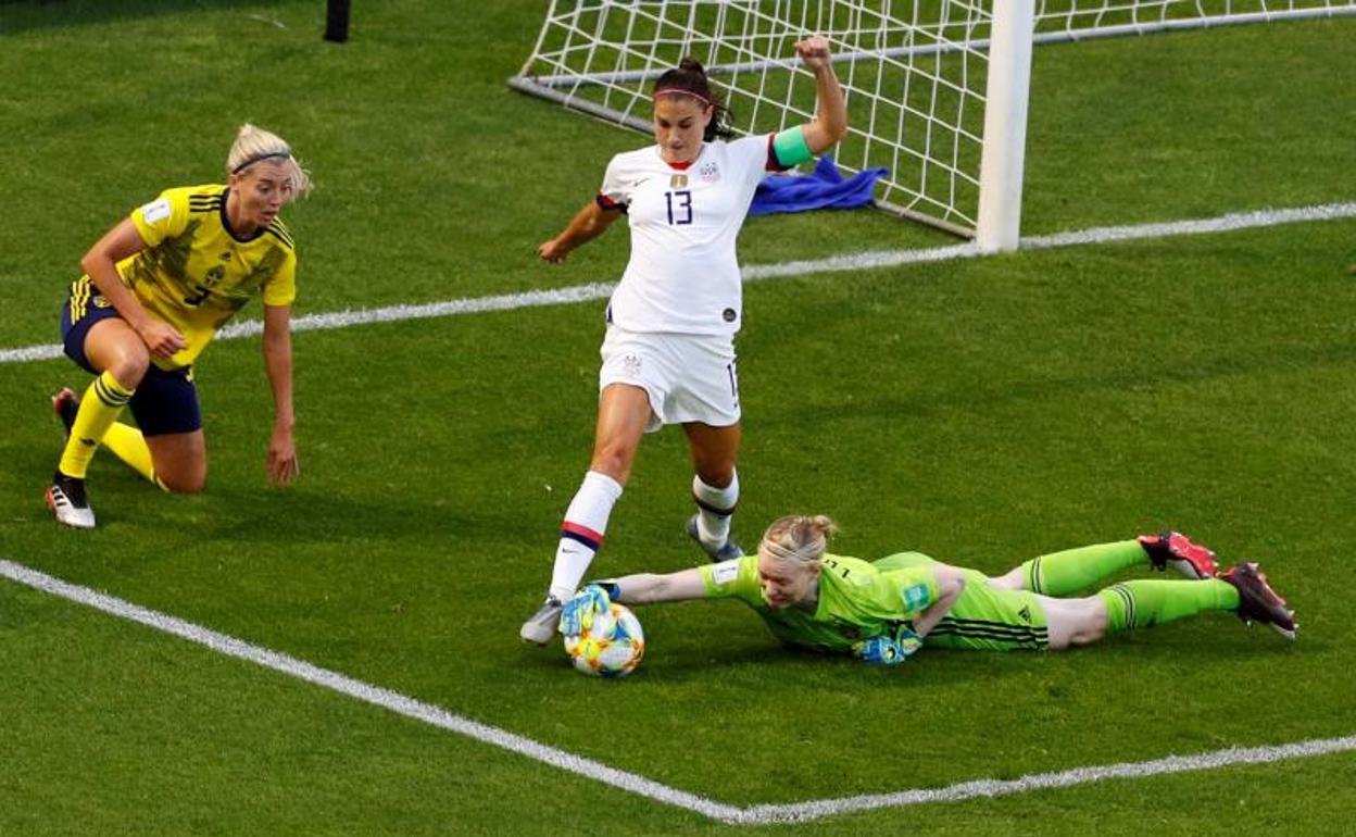 Alex Morgan (c) en el encuentro ante Suecia.