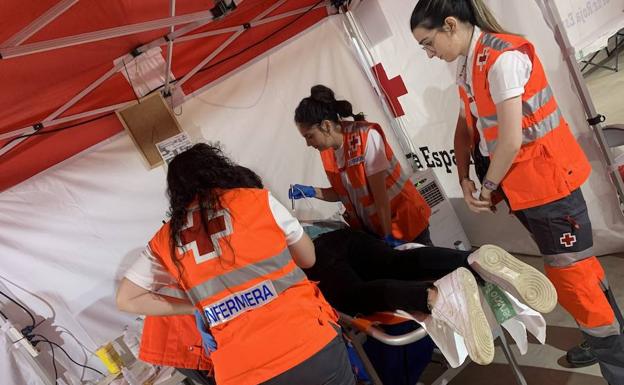 Sanitarios de Cruz Roja atienden a una persona en el puesto médico del ferial:: HOY