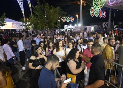 Imagen secundaria 1 - Colas para entrar en las casetas del ferial de Badajoz de madrugada