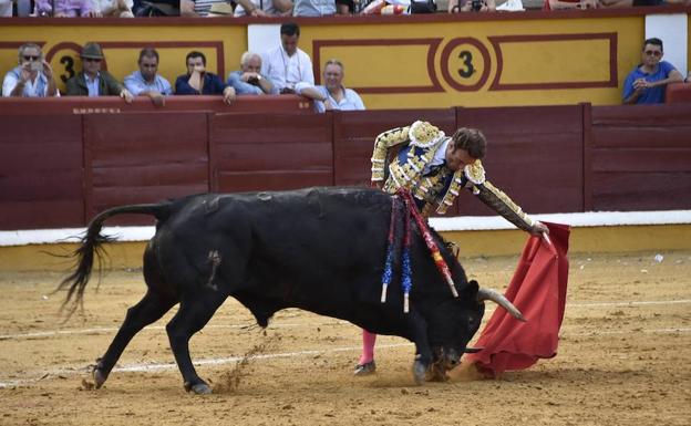 Natural de Antonio Ferrera a 'Juguete', el toro que fue indultado:: CASIMIRO 