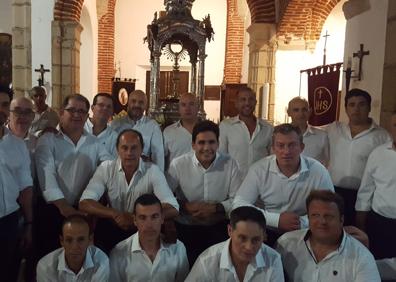 Imagen secundaria 1 - Arriba, altar de Santa Catalina, abajo izq padres de los niños de comunion, abajo der autoridades y sacerdote