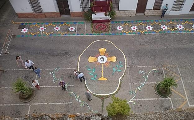 Imagen principal - Arriba, altar de Santa Catalina, abajo izq padres de los niños de comunion, abajo der autoridades y sacerdote