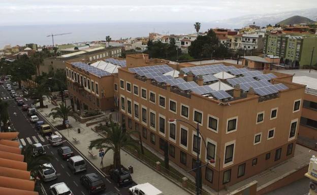 Paneles solares en el tejado del ayuntamiento tinerfeño de Los Realejos.