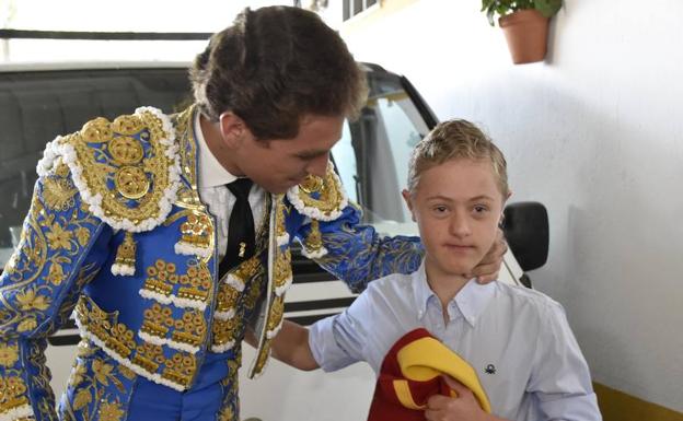 El torero Ginés Marín junto a Jaime Alcón en el patio de cuadrillas. 