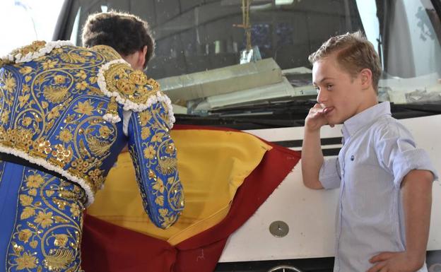 Ginés Marín dedica el capote a Jaime. 