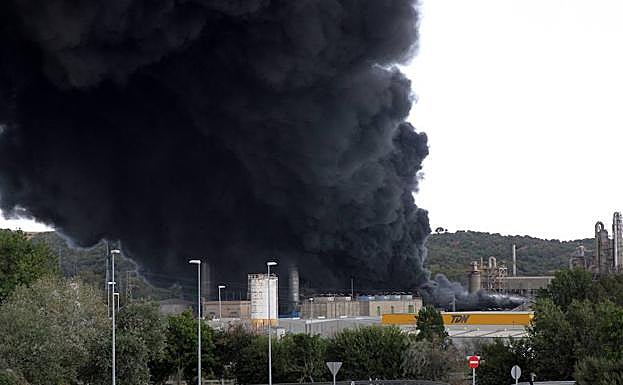 Instalaciones afectadas de la planta química de San Roque (Cádiz) afectadas por el incendio.