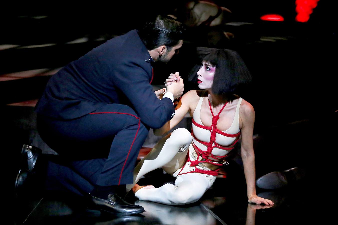 Actores interpretan a Suzuki (i) y a la joven Cio-Cio-San en una escena de la ópera «Madama Butterfly» durante un ensayo general en la Casa de la Ópera de Sídney en Nueva Gales del Sur, Australia