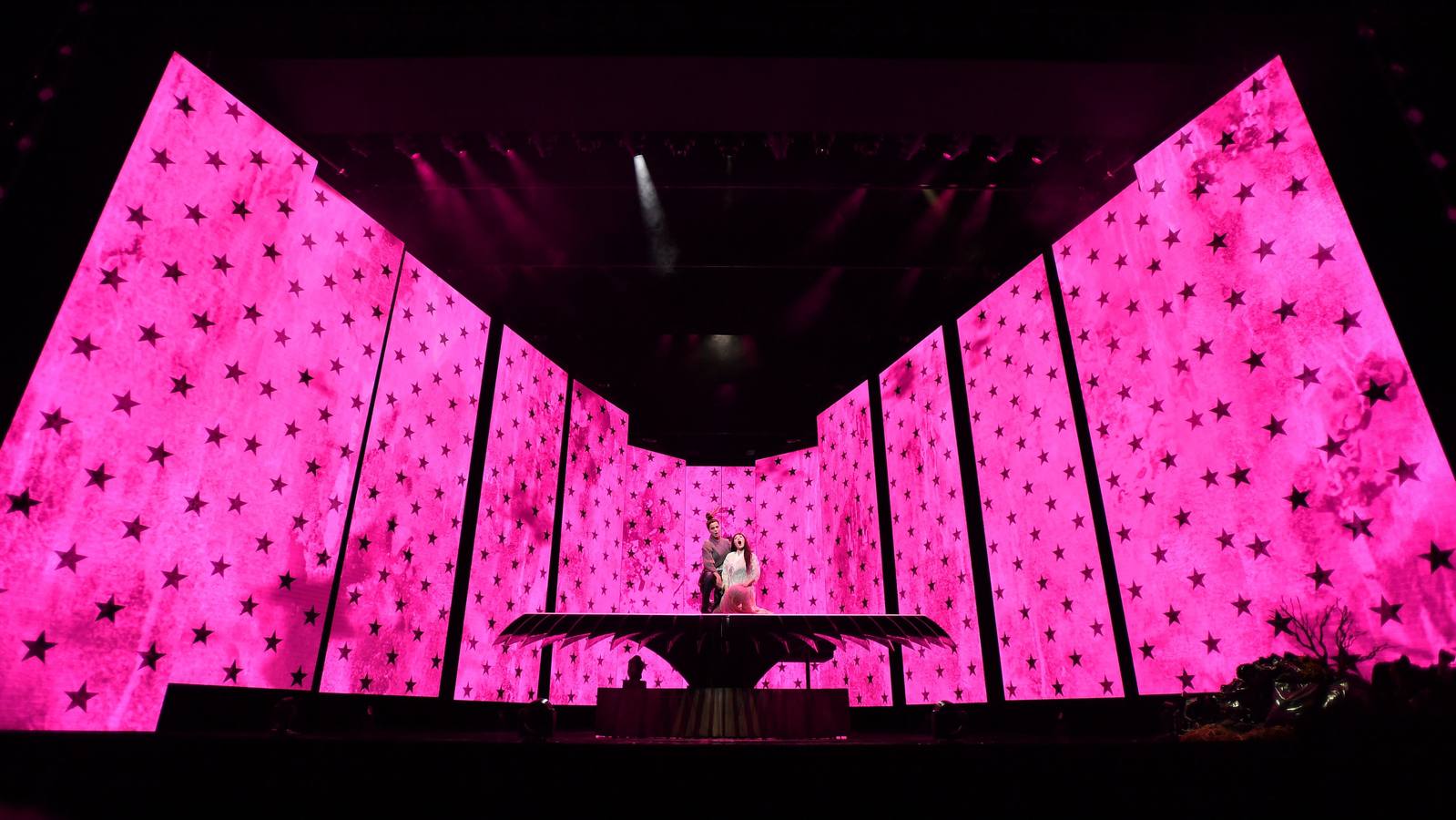 Actores interpretan a Suzuki (i) y a la joven Cio-Cio-San en una escena de la ópera «Madama Butterfly» durante un ensayo general en la Casa de la Ópera de Sídney en Nueva Gales del Sur, Australia