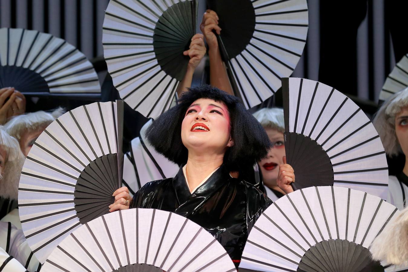 Actores interpretan a Suzuki (i) y a la joven Cio-Cio-San en una escena de la ópera «Madama Butterfly» durante un ensayo general en la Casa de la Ópera de Sídney en Nueva Gales del Sur, Australia