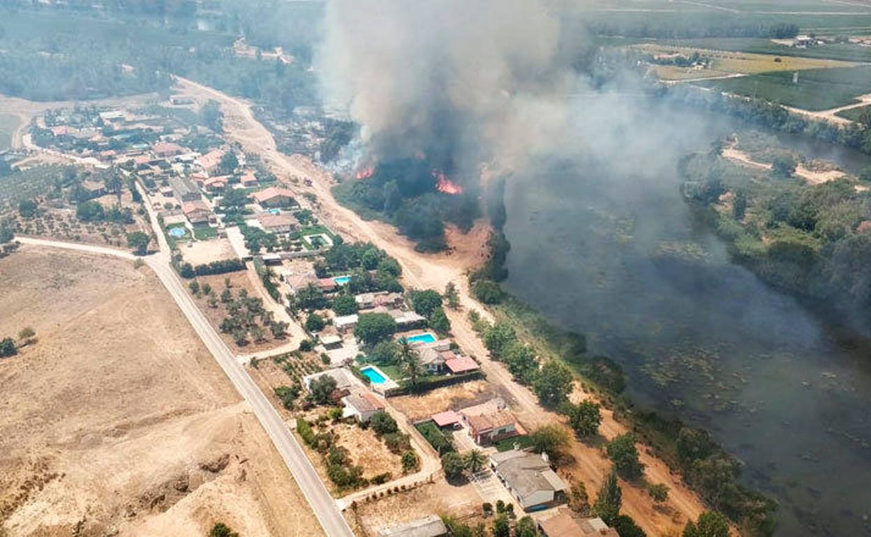 Incendio en la margen izquierda del río Guadiana a su paso por Medellín