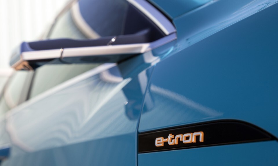 Audi ya presume de modelo eléctrico. El e-tron es un SUV de 4,90 metros de longitud, muy amplio y con un gran maletero. Con dos motores eléctricos, destaca por unas brillantes prestaciones y la autonomía es de más de 400 kilómetros.