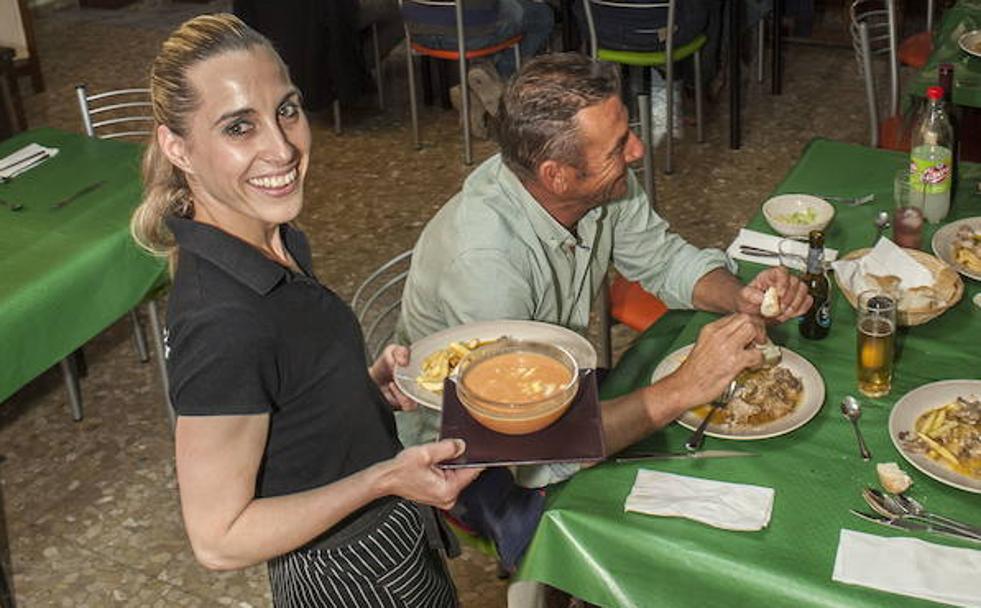 Ana Miranda, en el restaurante de su propiedad La Cantamora, en Usagre.