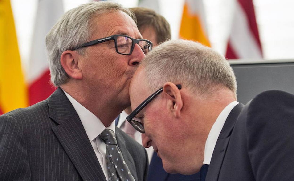 Juncker besa a Timmermans. 