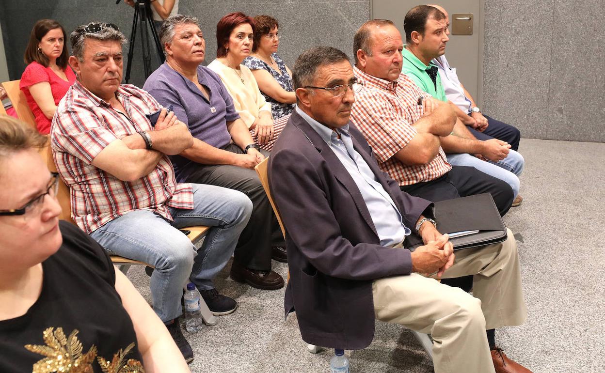 Sánchez Custodio (con gafas y carpeta en su rodilla), junto a otros ediles y exediles juzgados.