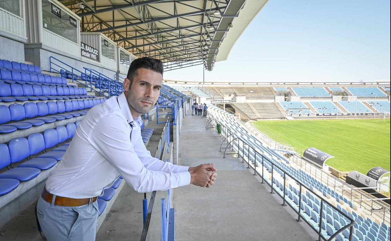 Álvaro Trigo, director general del Badajoz, en las gradas del Nuevo Vivero. 