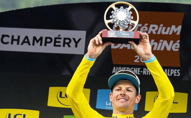 Jakob Fuglsang, con el trofeo del Criterium del Dauphiné.