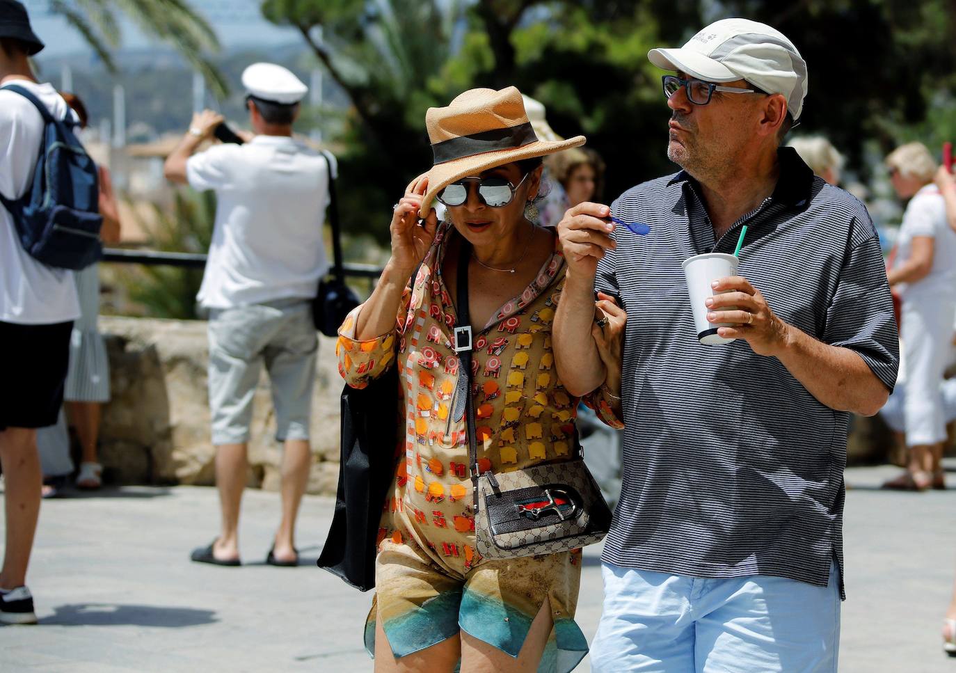Una pareja de turistas pasea por las calles de Palma de Mallorca bajo el intenso calor. 