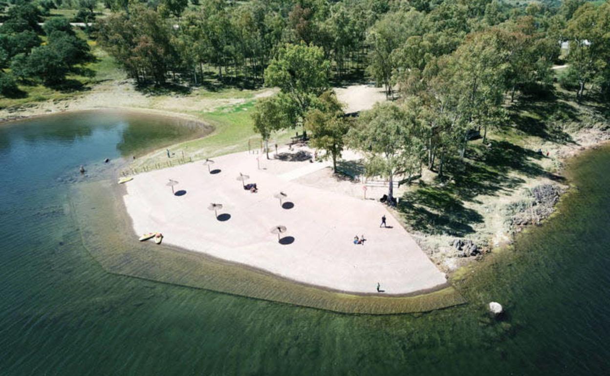 Zona de playa de agua dulce en el embalse de Orellana