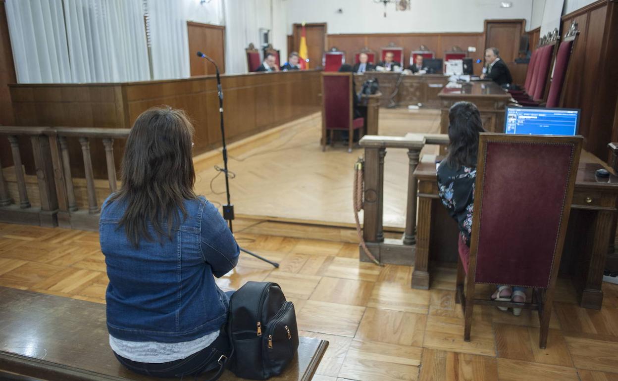 La acusada durante el juicio que se celebró en la Audiencia Provincial de Badajoz. :
